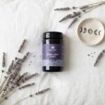 GOOD NIGHT von HEMPONIC: Mehr Ruhe, weniger Drama am Abend 5 Hemponic Good Night Dose mit 60 veganen Kapseln auf einem Nachttisch neben einem Glas Wasser als Teil der Abendroutine.